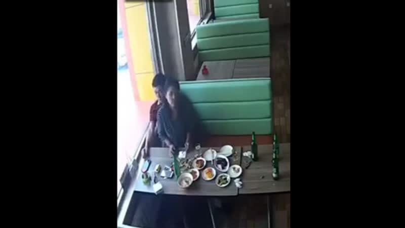 Столом porn video – За столом, три в одном встретились, поужинали и попихались