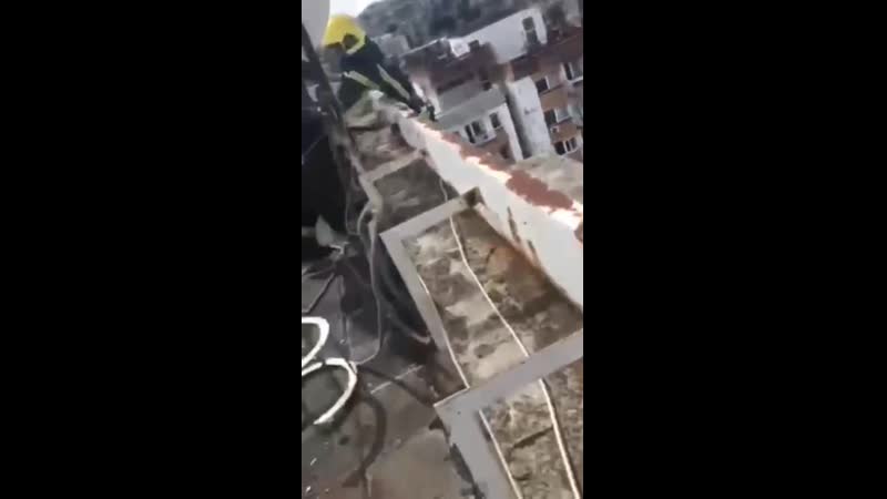 В стельку пьяный мужик из сербии свалился с крыши на козырек балкона