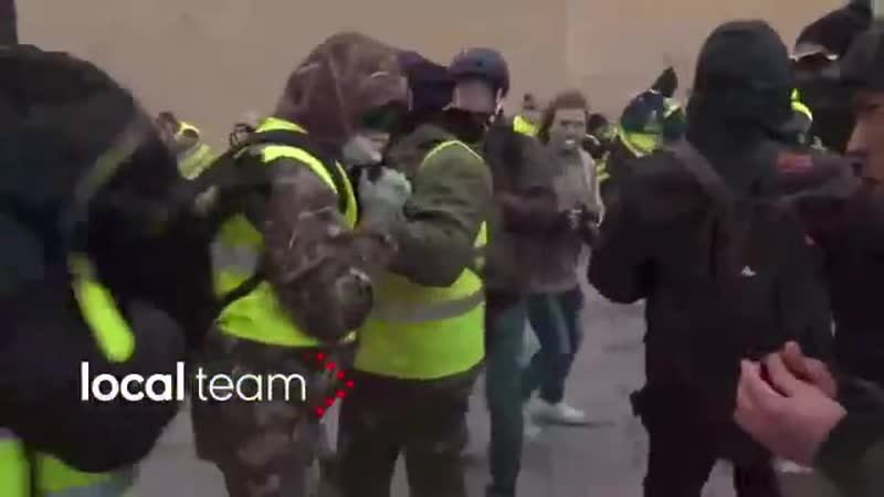 Стрельба резиновыми пулями по протестующим в центре парижа