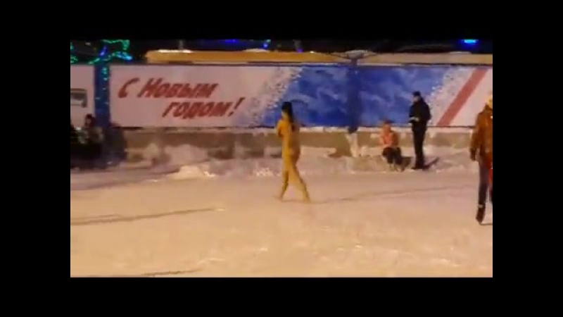 Голая на катке