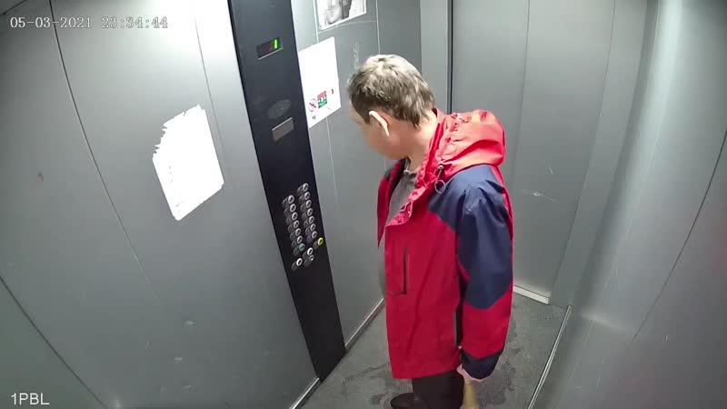 Красноярский мужик разнервничался от того, что лифт сломался и избил его битой