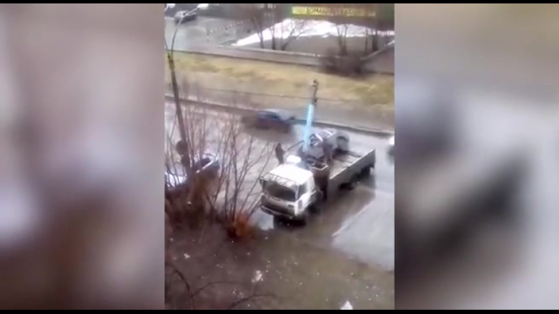 Очевидцы засняли на видео, как эвакуаторщики уронили porsche cayenne