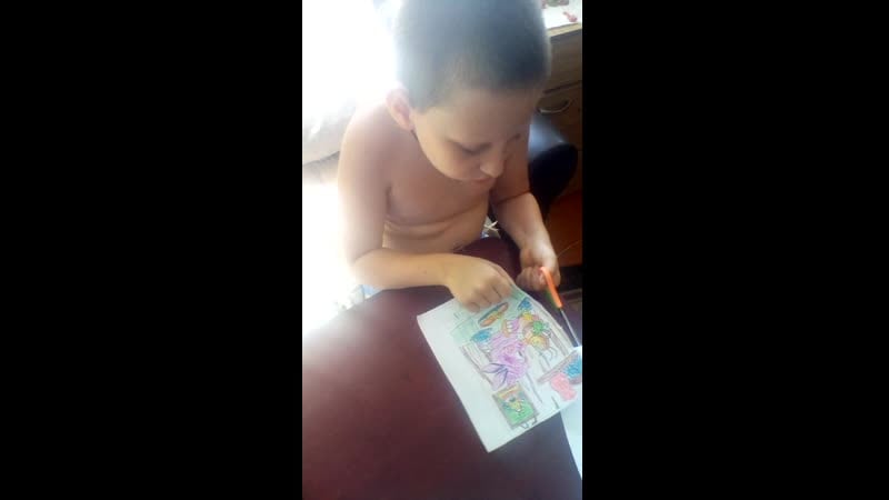 Слава учится вырезать ножницами