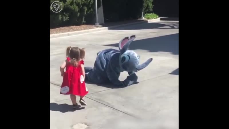 Ститч в диснейленде упал вместе с девочкой чтобы она не расстроилась