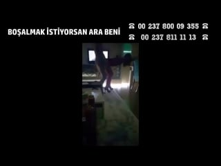 Kızı ayakta domaltmış sikiyor