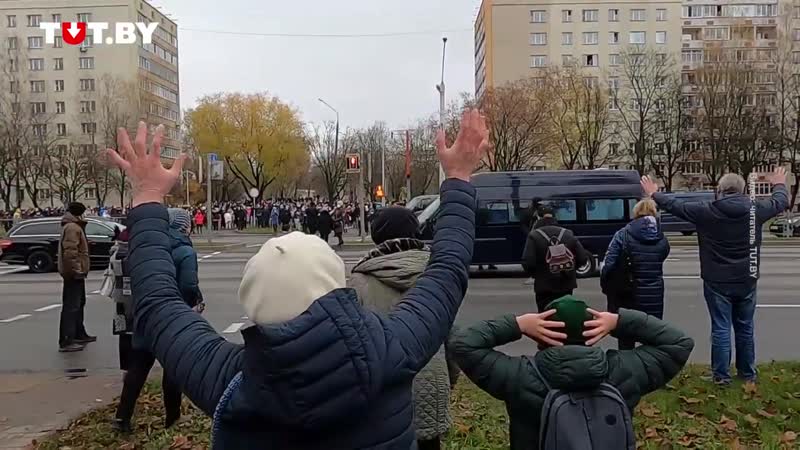 Момент наезда микроавтобуса силовиков на протестующего