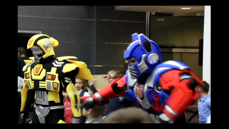 Трансформеры бамбл би и оптимус прайм на молодые праздник
