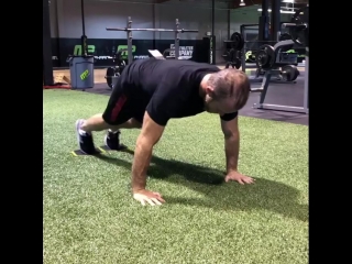 #scottcaan crushing a tough set of push up to knee tucks