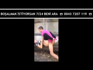 Yabanci genç #2 li̇seli̇ pi̇çler durakta kizi si̇ki̇yor