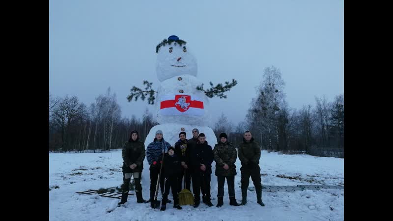 Як хлопцы зьляпілі 5 мэтровага сьнегавіка