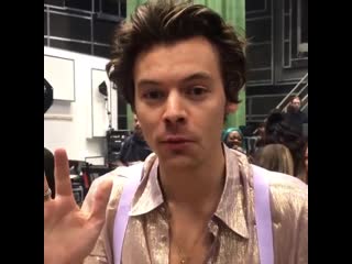 Harry saying hi to a fan backstage at jools holland