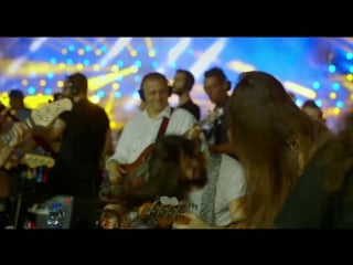 Нирвану играют 1000 музыкантов! smells like teen spirit rockin1000 thats liv