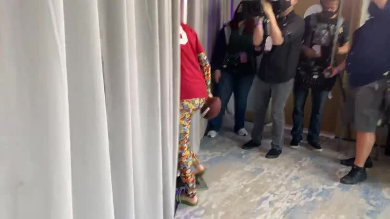 Idol quarterback @katyperry screams roll tide as she pranks @lukebryanonline on the set of