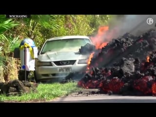 Лава, поглощающая автомобиль на гавайях