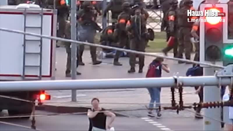 18+ спецназ страляе ў журналістку нашай нівы / спецназ стреляет в журналистку нашей нивы