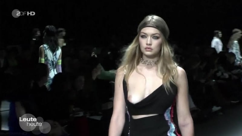 Джиджи хадид (gigi hadid) с голой грудью на показе versace в милане, 26/02/2016