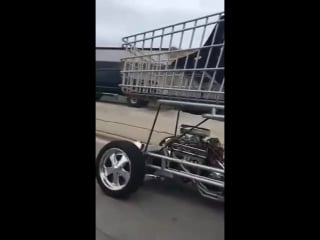 Машина в виде тележки из супермаркета