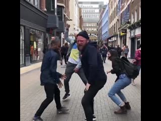 Веселый бородач танцует с незнакомцами(arron crascall)