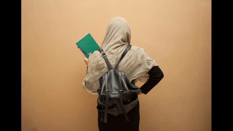 Хиджабы в школе носить нельзя снимать где поставить запятую?