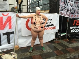 Активистка femen ворвалась в палаточный городок саакашвили