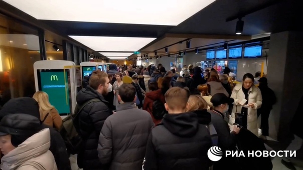 Московияне выстроились в огромные очереди в «макдональдсы» (2)
