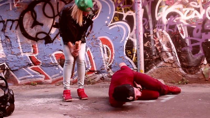 Ударила битой по яйцам baseball bat nut shotдестрой!41