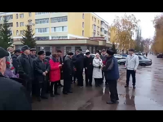 Сейчас в str возложение цветов комсомолу города