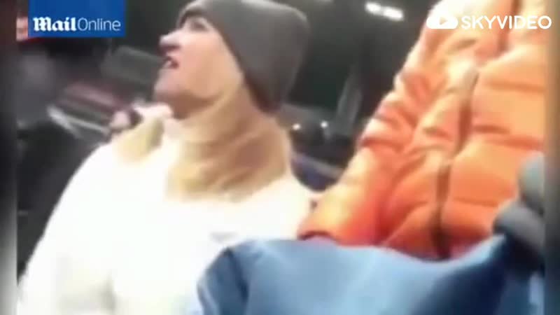 # орущая женщина на стадионе