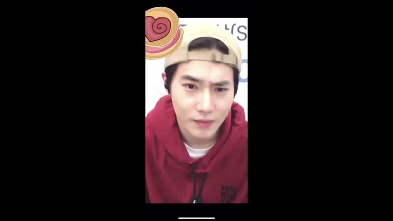 200410 수호 suho videocall fansign op asked junmyeon for sundays online fan meeting dress code and after thinking for a while