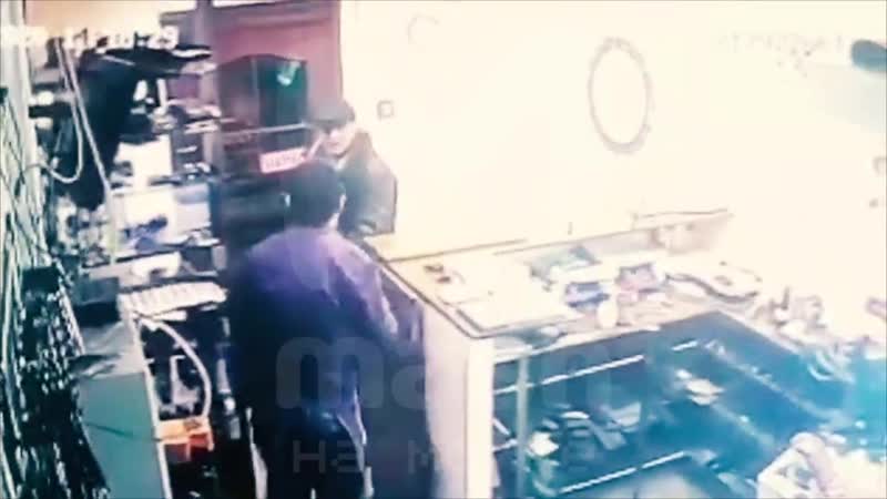 Трельба на космонавтов в мастерской по ремонту обуви видео иллюстрация для словаря к понятию "стальные яйца"