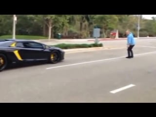 Дибіл кидає каміння в lamborghini aventador за 400 000$