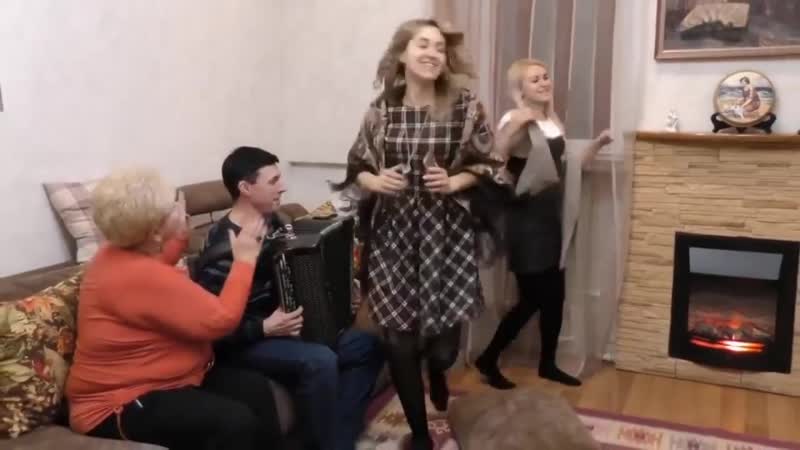 Ох девчата повеселили 😄 умницы! а баянист какой просто чудо