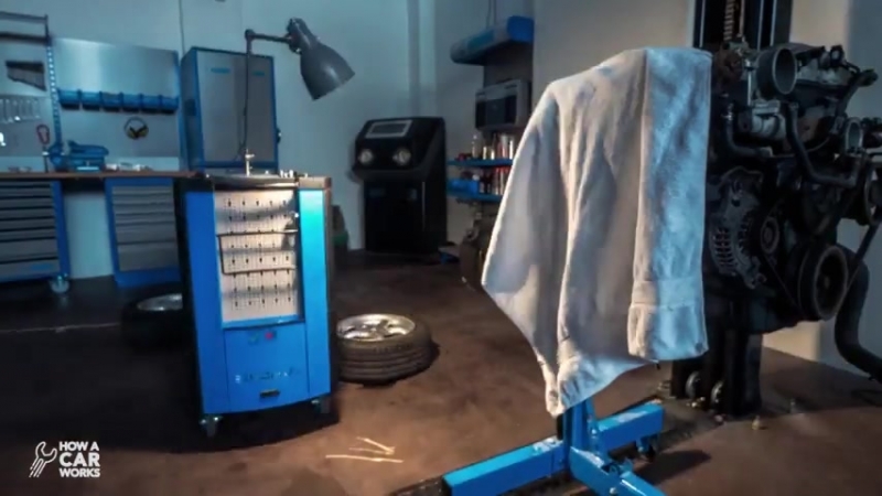 Покадровая съёмка разбора мотора мазда