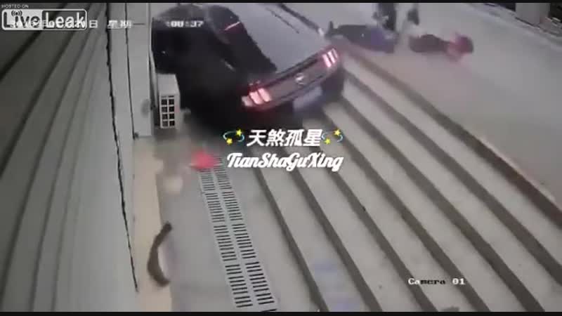 В китае водитель мустанга не справился с управлением и снес 6 пешеходов, убив одного из них