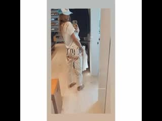 Bee bee behati behatiprinsloo angelbehati behatiprinsloolevine model superm ( 640 x 640 ) mp4