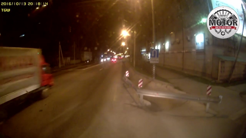 Телка подрезала фуру