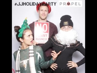 Nina dobrev ao lado de jules hough e seu noivo brook laich, ontem em festa natalina em la