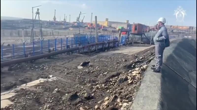 Около 20 тыс тонн нефтепродуктов попало в воду из за просадки бетонной площадки и разрушения резервуара