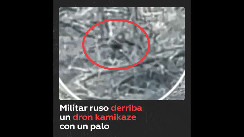 Un soldado ruso se salva de un dron ucraniano gracias a un palo