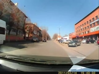 Развратная зрелая брюнетка раздвинула ноги перед молодым человеком