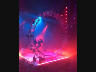 Travi$ scott катается на аттракционе во время своего концерта