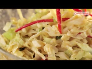 Хорошо взбил яйца и залил ими капусту просто и усно!