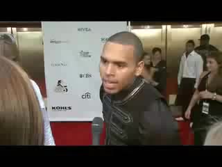 Chris brown даёт интревью на красной дорожке «fashion rocks»
