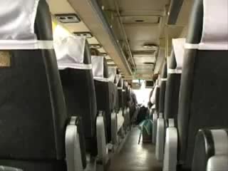 Мастурбирует в автобусе