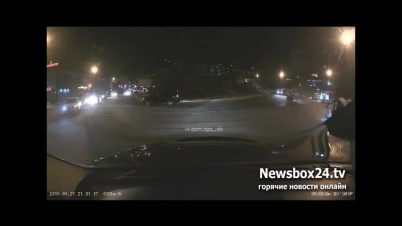 Иномарка врезалась в буксировочный трос между автомобилями (регистратор)