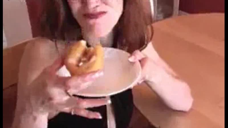 Женщина кушает пончик со спермой (cum, sperm, cumfood)