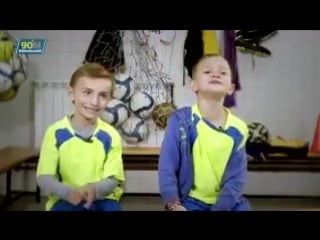 Garotos da base do real madrid, um diz "cr7 é o melhor do mundo", o outro responde "do mundo, mas messi é o melhor do universo