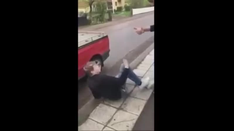 Арабский беженец избивает 18 летнего шведского молодые