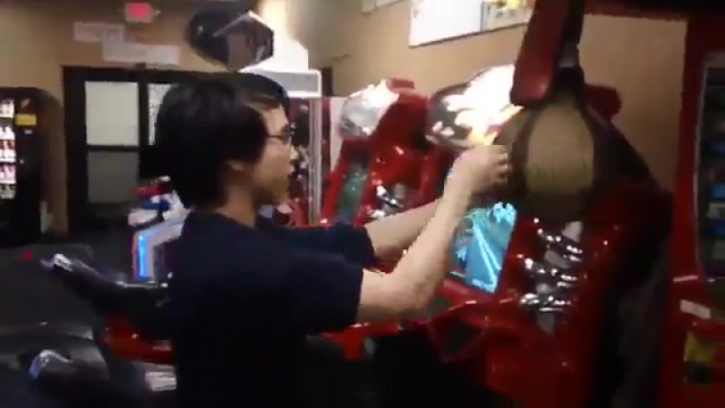 Геймеры у боксерской груши