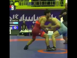 Qizlar ogil bolaning qolini silkitadi Keksa ayolning ikki marta kirishi